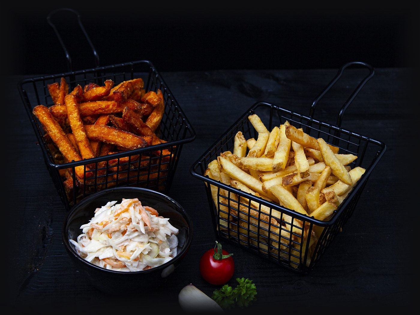Fries, Sweet Potato Fries und Coleslaw