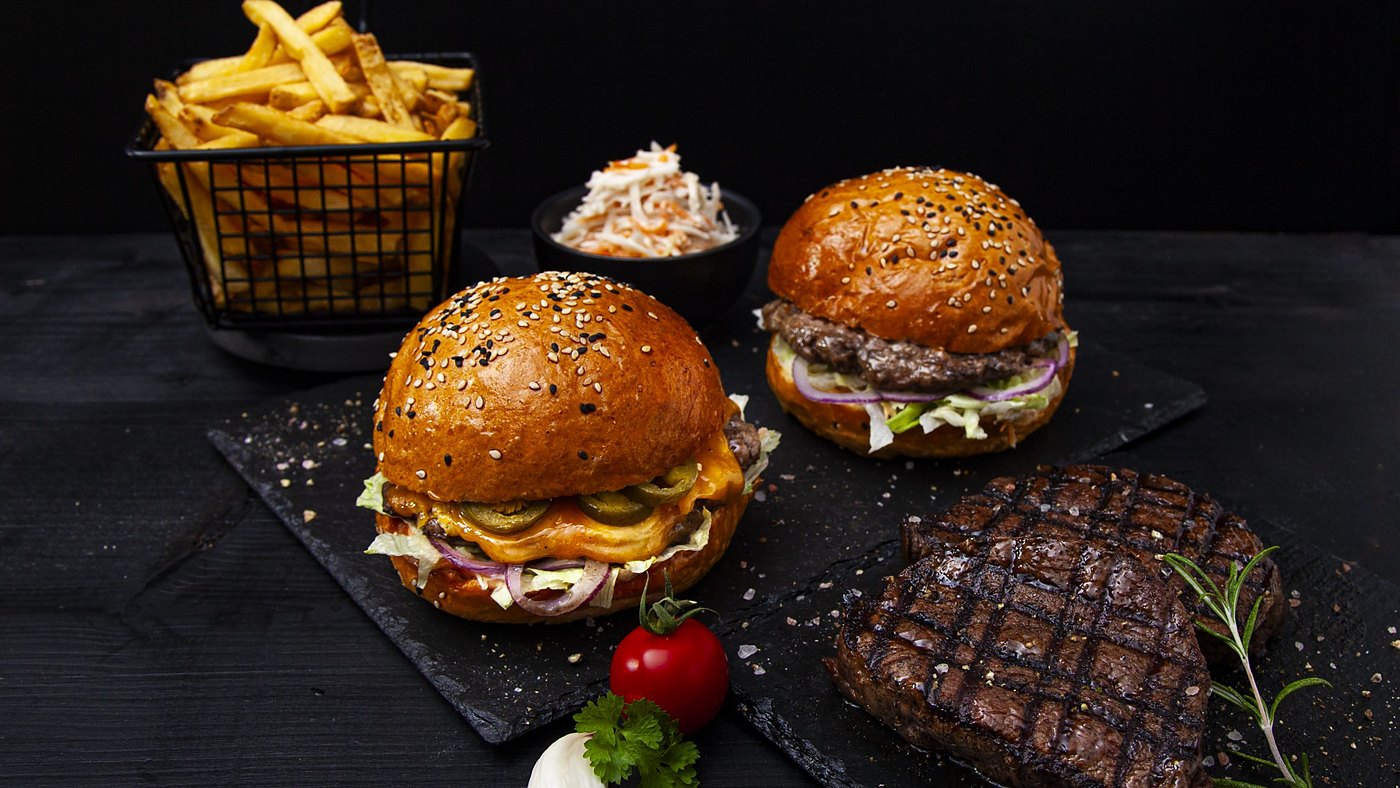 Burger, Steak und Pommes bei KOBÉS in Ulm