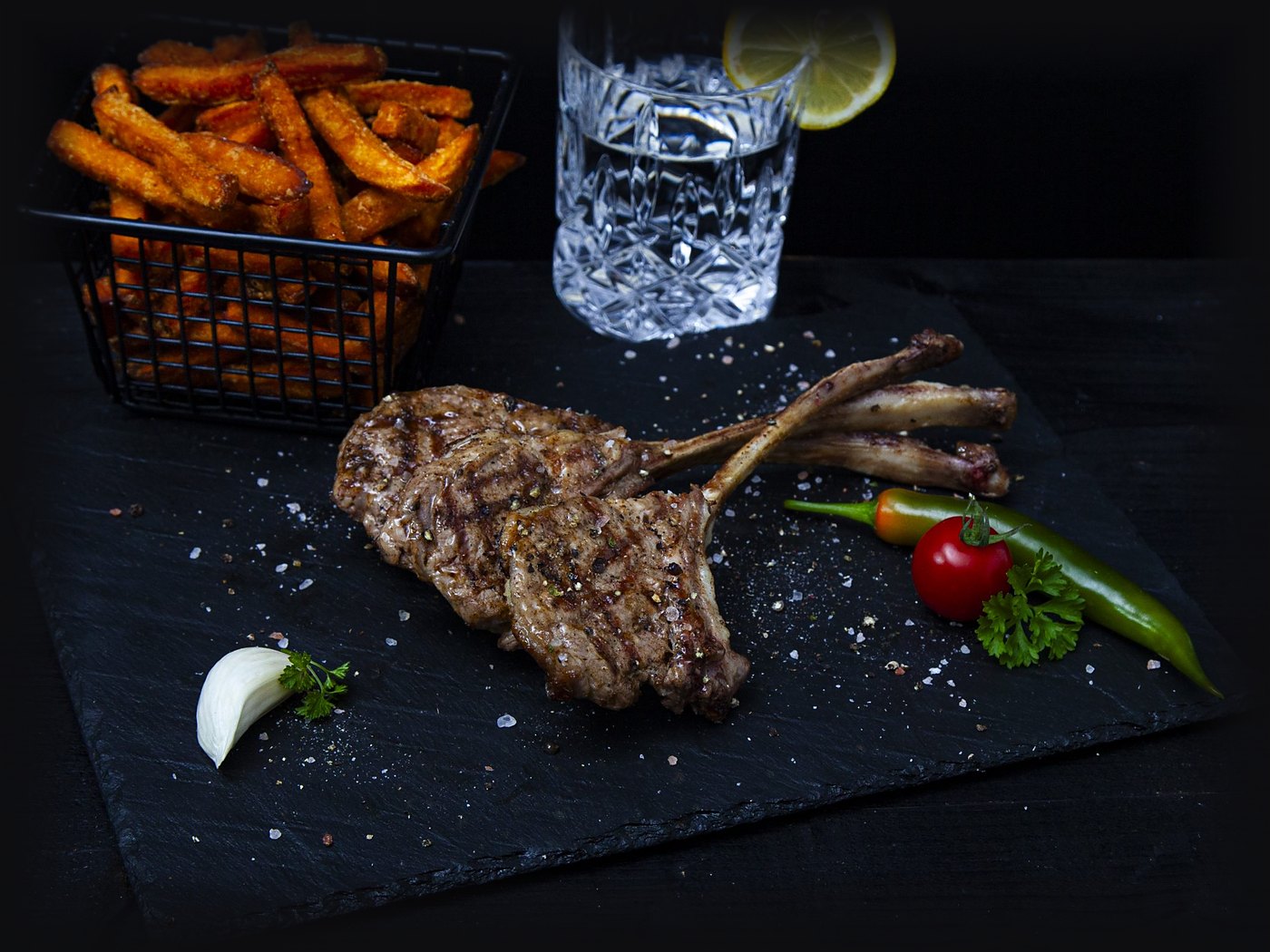Lammkoteletts vom Grill mit Beilagen
